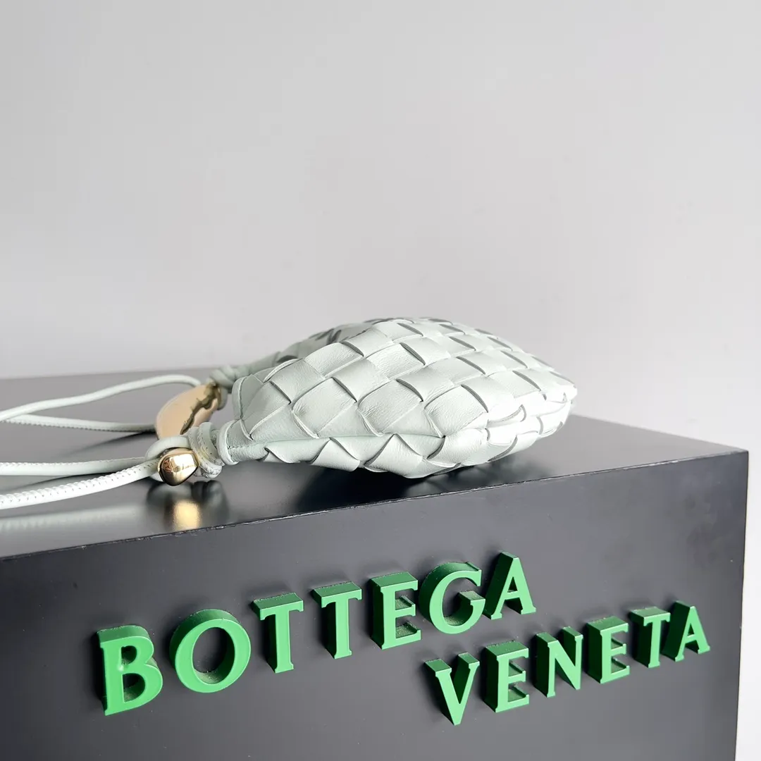 Batch of 1260 BV Mini Sardine is coming‼ ️Super high-end, stainless steel hardware + 24k real gold plating process, fish scales (concave and convex positions) are the finishing touch, the sardine bag that can be carried cross-body is completely beautiful to the heart. The metal element handle and the weaving are perfectly combined to completely integrate the artistic sense and elegance and fashion. It is really like a work of art🏺The large size is elegant, the small size is exquisite and cute, a must-have item for fashionistas, and the details are perfectly reproduced. Style number: 744267 Size 20*12*2.5